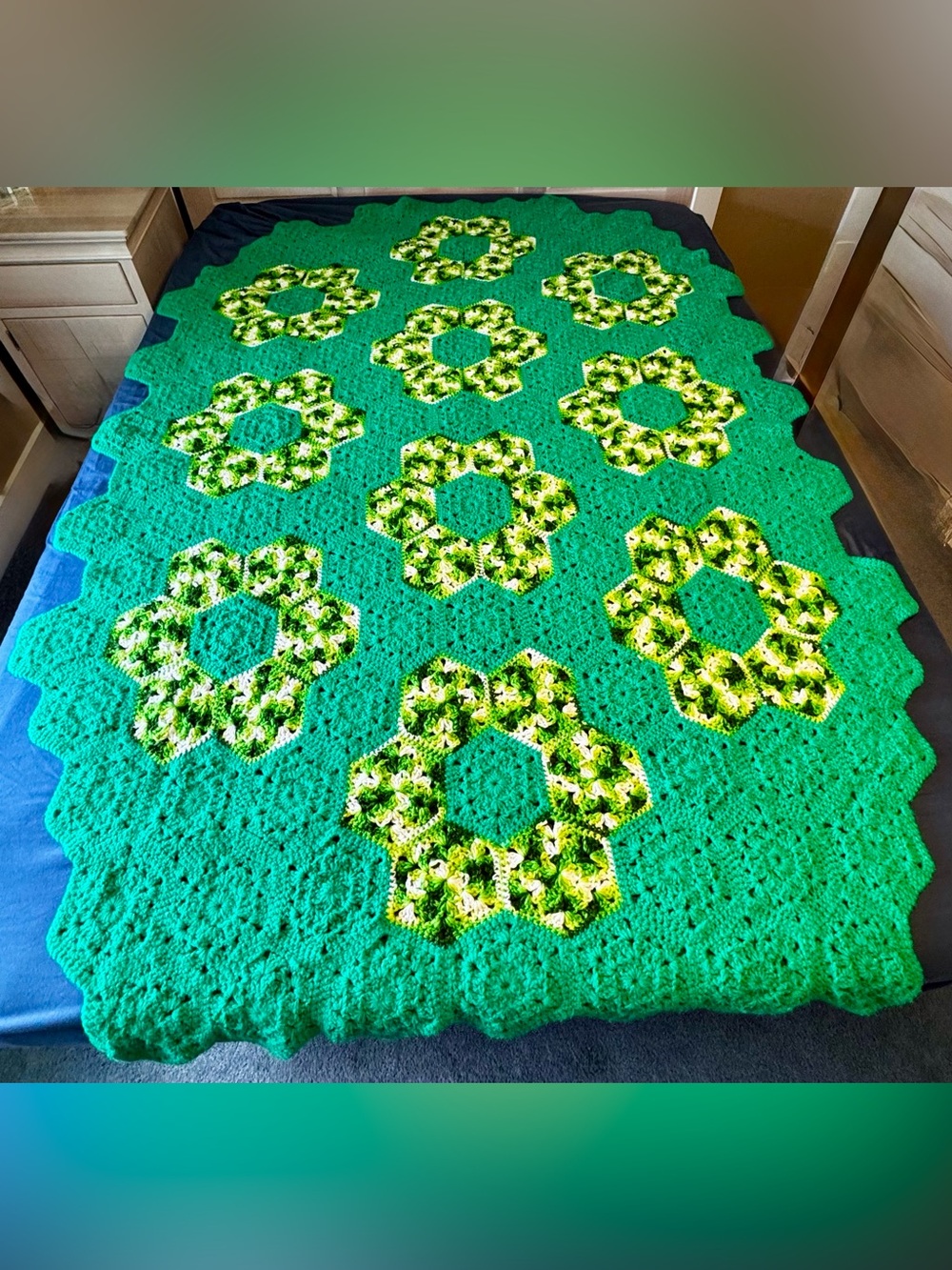Vintage crochet blanket (green hexagonal flowers) 60x80